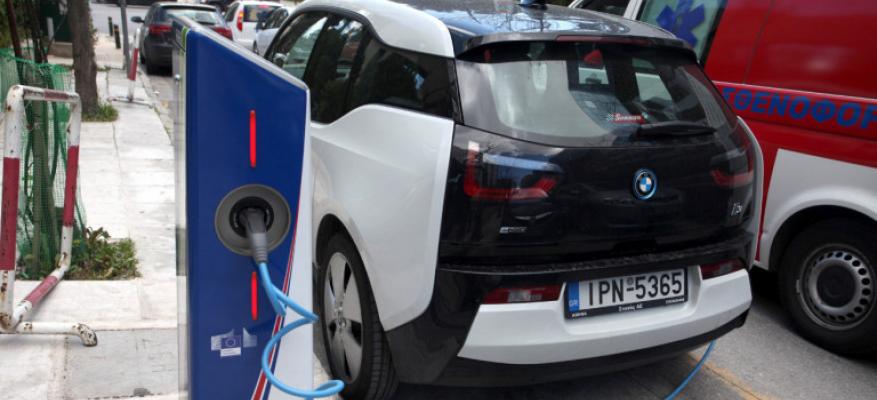 Η κυβέρνηση μελετά κίνητρα για την προώθηση της ηλεκτροκίνησης - Δωρεάν στάθμευση και διέλευση από διόδια | STARTEG.GR